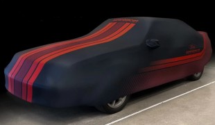 Новая обложка для ретро-автомобиля Fox Body Ford Mustang показана
