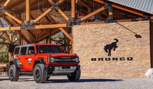 Ford F-150 Super Duty парит в воздухе, а на  Ford Bronco появилась заводская пленка