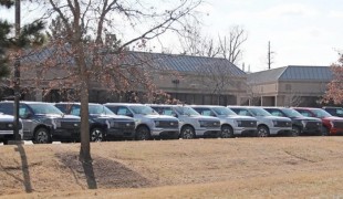 Ford F-150 Ligtning EV спрятаны в Дирборне, а F-150 Raptor R поучаствовал в гонке с Rivian R1T