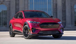 Ford не снижает темпы производства Mustang Mach-E, несмотря на тарифы