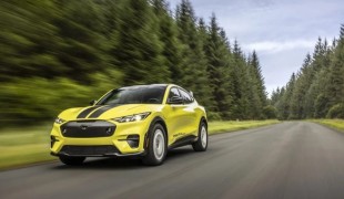 Ford Mustang побеждает у Challenger, а модель Mach-e будет участвовать в ралли