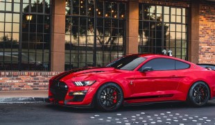 Первый серийный Ford Shelby GT500KR 2022 года на аукционе