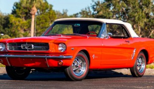Кабриолет Ford Mustang K-Code 1965 года на аукционе