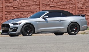 Необычный кабриолет Ford Mustang Shelby GT500