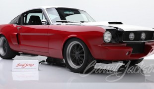 Кастомный Ford Mustang Fastback 1965 года на аукционе