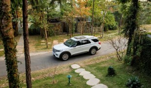 Ветеран, попавший в ДТП, пересаживается на Ford F-150 Raptor R, а производство Explorer увеличивается