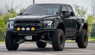 Модифицированный FORD F-150 RAPTOR выставлен на аукцион, и конкурент SILVERADO EV