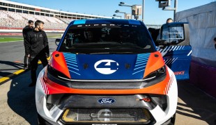 Появились свежие фото Ford SuperVan 4.2, и информация о новых колесах для Ford F-150 XLT