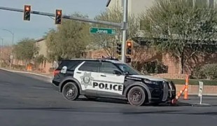 Полицейский на Ford Police Interceptor сбил конус, а Ford Performance дает преимущество в гонках