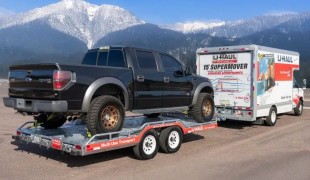 U-Haul Toy Hauler дебютирует с большими автомобилями Ford, а Ford Bronco 2025 года получил новый апгрейд