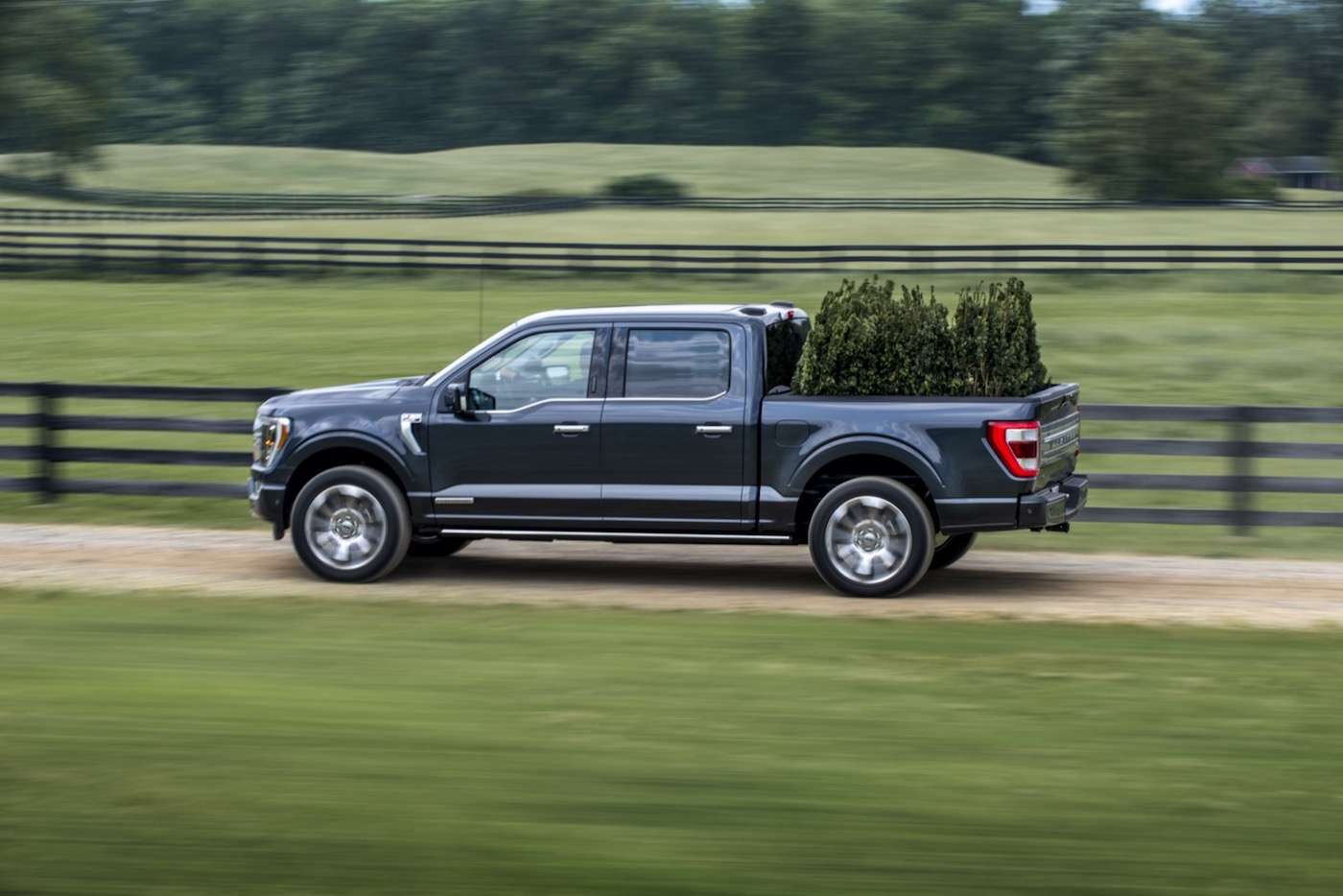 Ford F-150 2021 года с гибридной трансмиссией PowerBoost фото 2 - превью