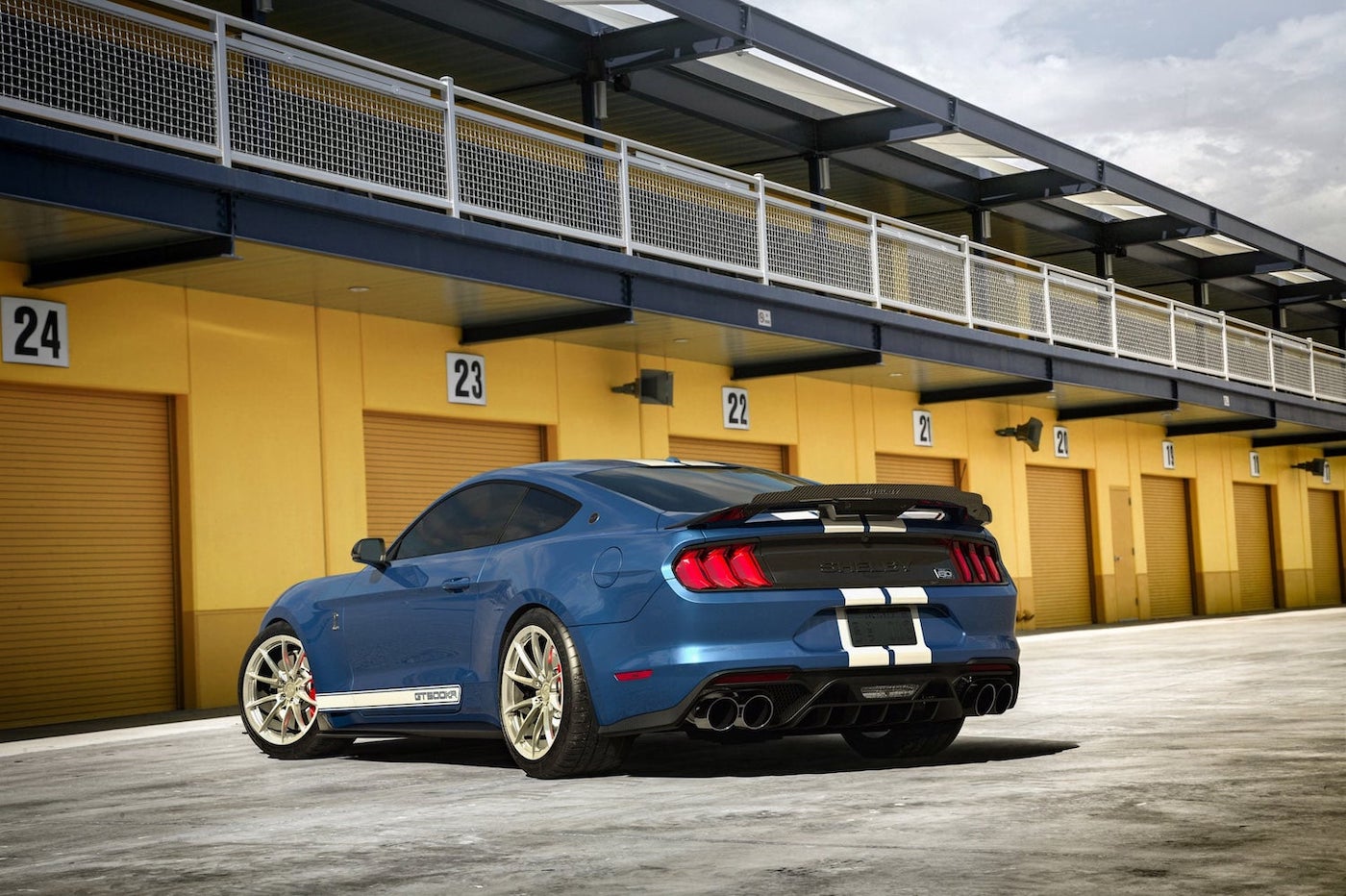 Первый серийный Ford Shelby GT500KR 2022 года на аукционе фото 3 - превью