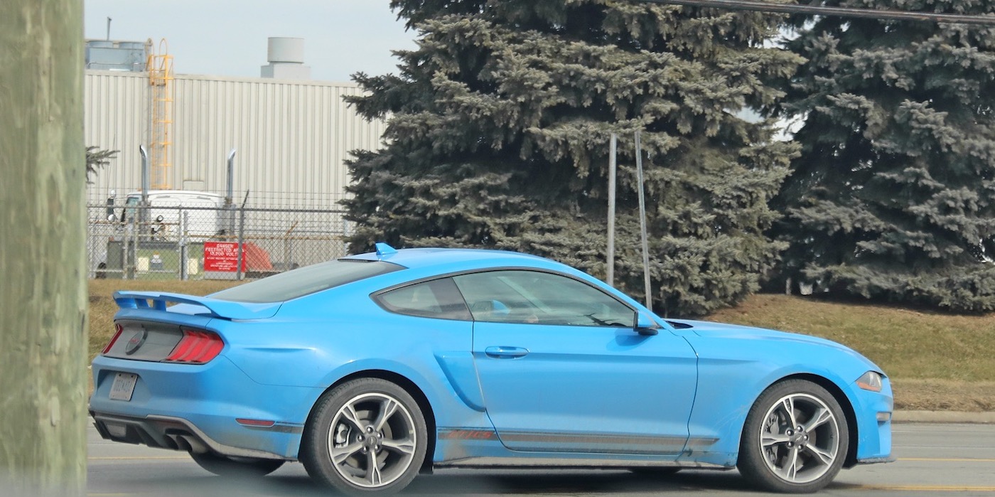 Ford Mustang GT 2022 года в цвете Grabber Blue фото 1 - превью