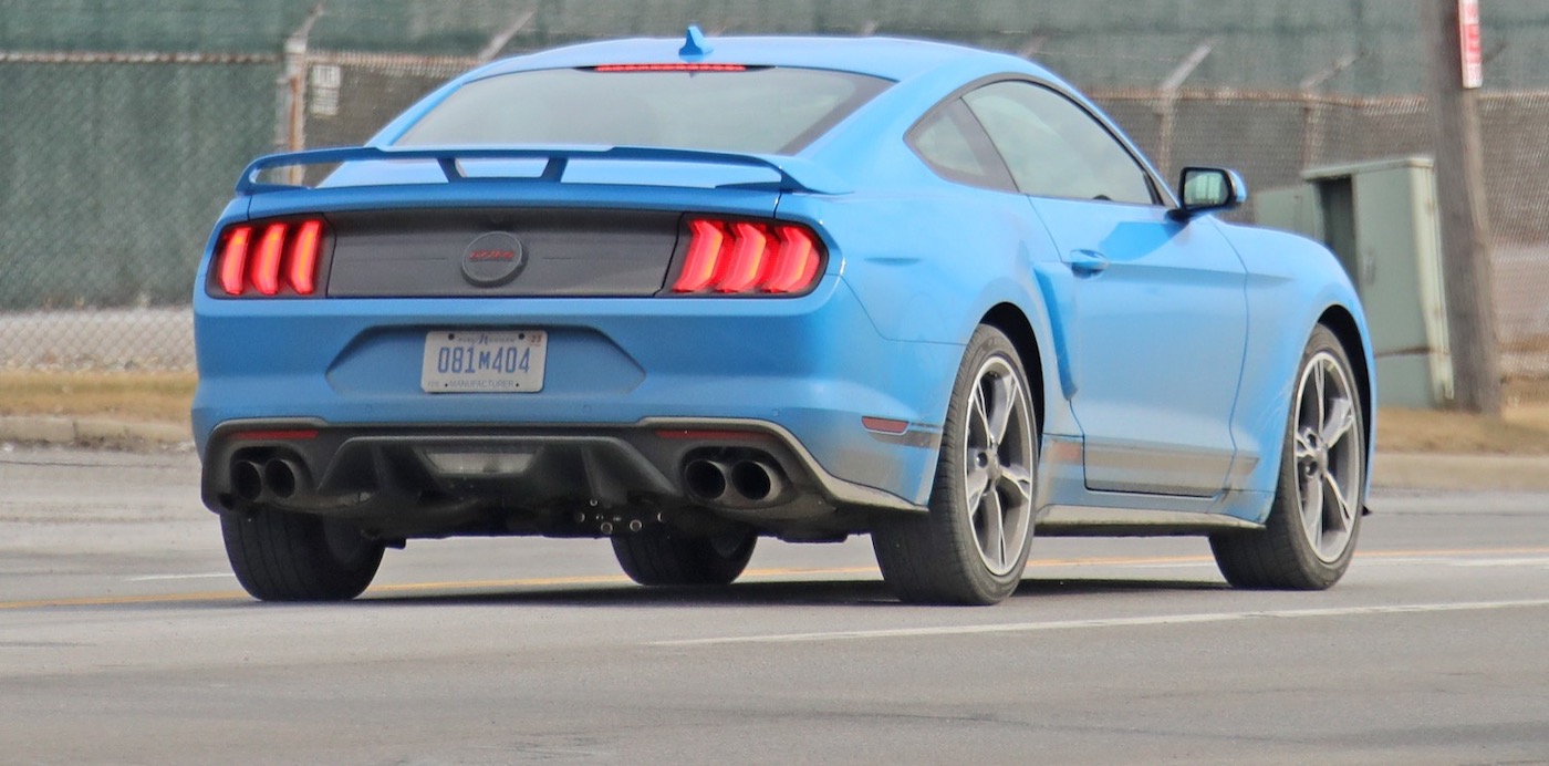 Ford Mustang GT 2022 года в цвете Grabber Blue фото 2 - превью
