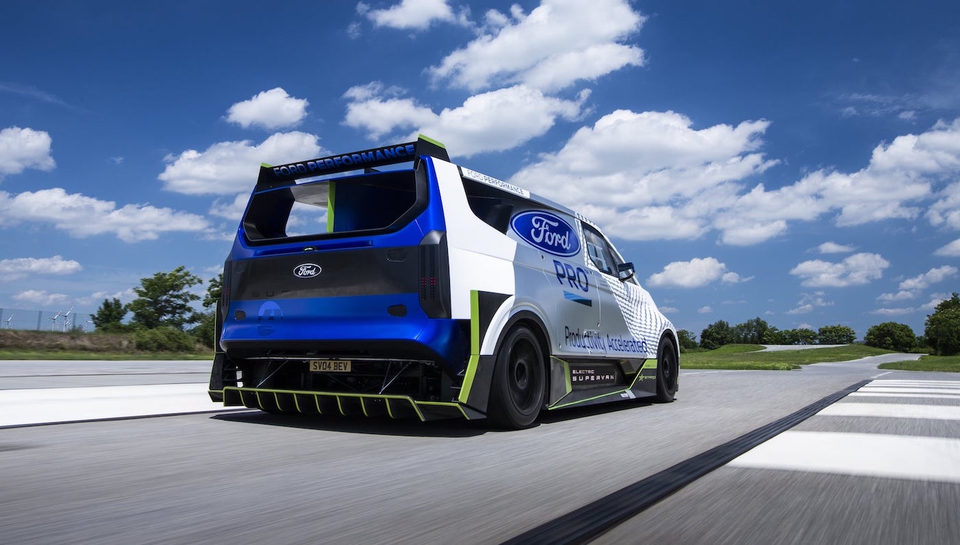 Ford Pro Electric SuperVan фото 1 - превью