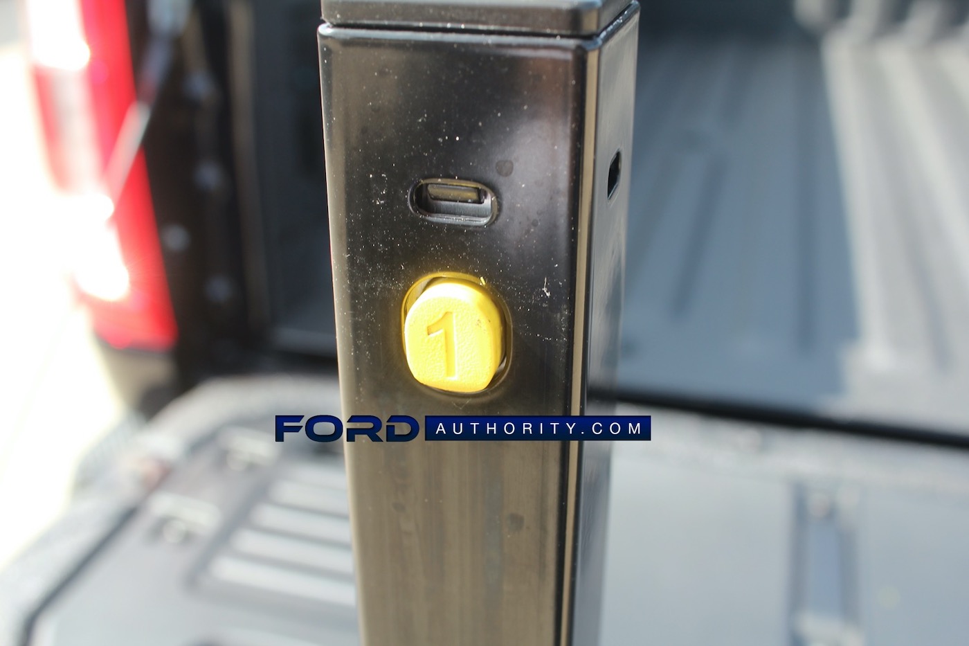 Первый взгляд на заднюю дверь Ford F-150 2021 года фото 3 - превью