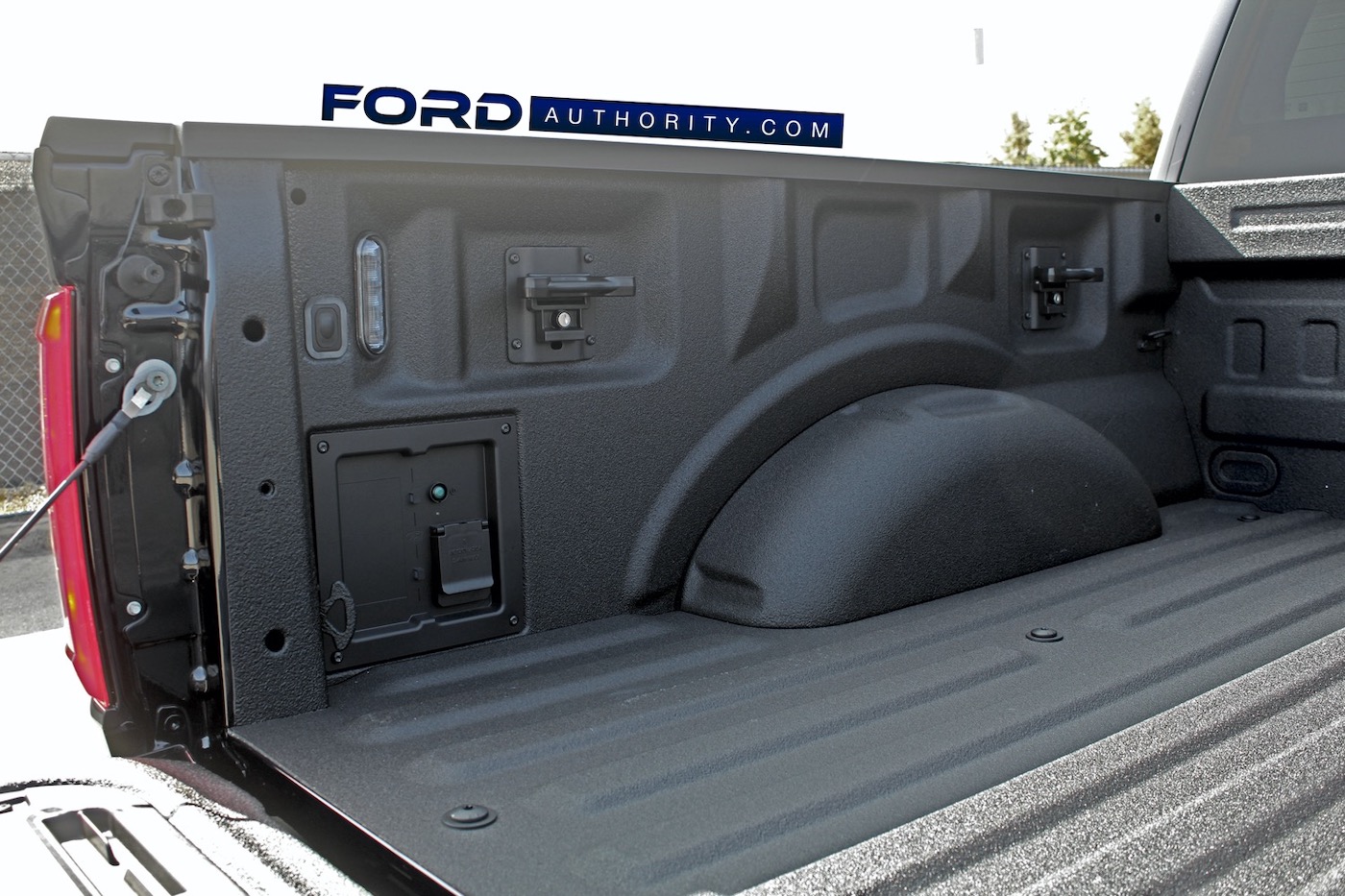 Первый взгляд на заднюю дверь Ford F-150 2021 года фото 4 - превью