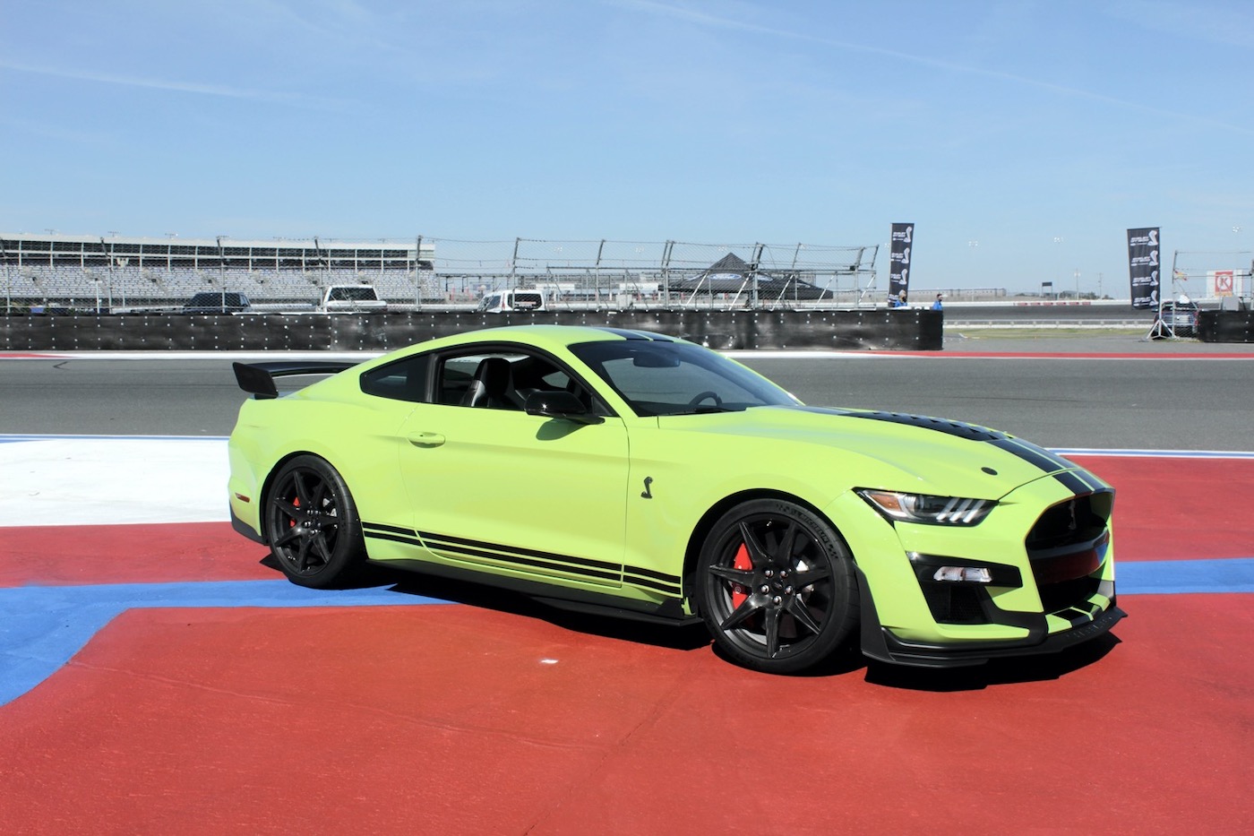Mustang Shelby GT500 2021 года с карбоновым пакетом фото 1 - превью
