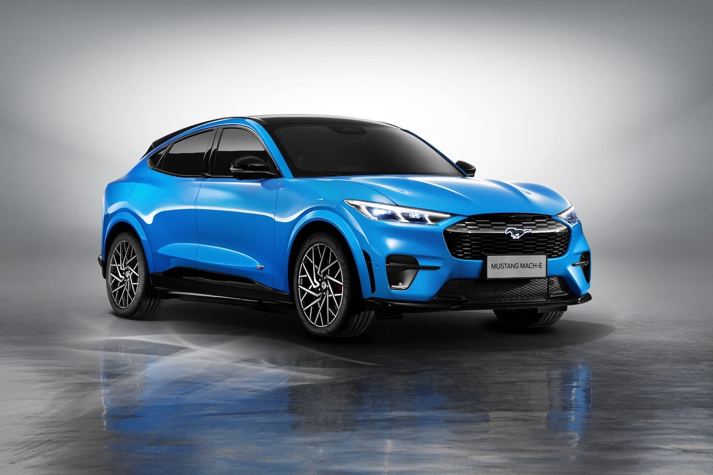 В Китае будут специализированные магазины Mustang Mach-E фото 1 - превью