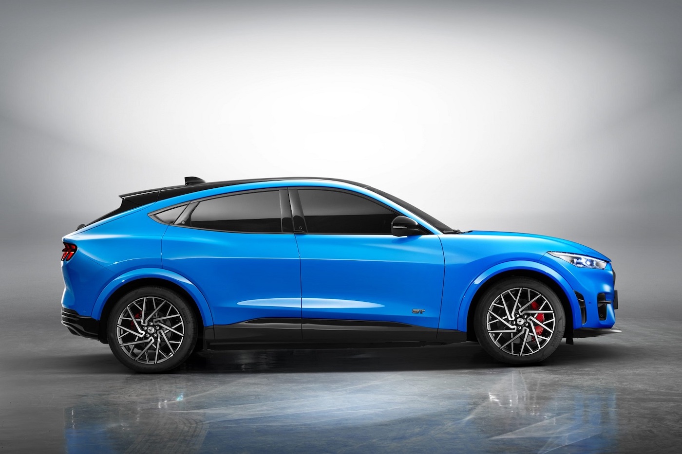 В Китае будут специализированные магазины Mustang Mach-E фото 3 - превью