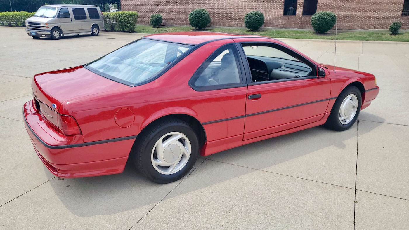 Ford Thunderbird Super Coupe 1990 года выпуска на аукционе фото 3 - превью